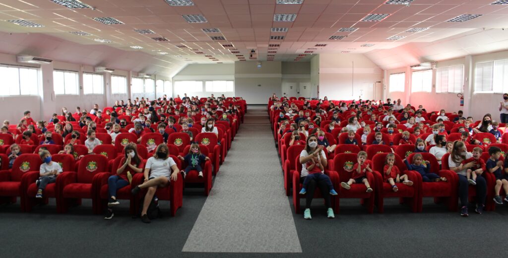 Estudantes da Escola Básica IDEAU Santa Clara sentados no auditório.